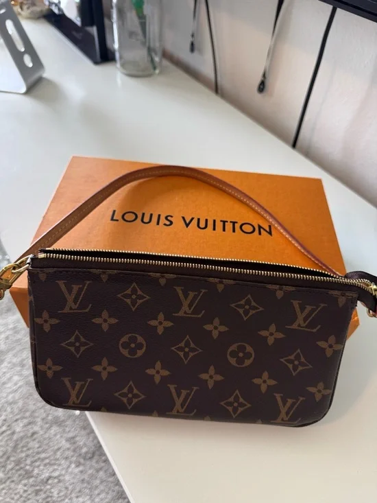 Louis Vuitton Pochette Accessoires Monogram Canvas in Brown and Natural Vachetta - Picture 7 of 9